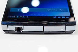 画像集#041のサムネイル/NTTドコモ，「GALAXY S III α」「AQUOS PHONE ZETA」など2012年冬モデルスマートフォン10製品を発表。すべてが下り最大100Mbpsの「Xi」に対応