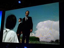 画像集#010のサムネイル/［TGS 2011］「俺の屍を越えてゆけ」の桝田省治プロデューサーが，続編のシナリオライターを募集中&#033;&#063; SCEブースのライブイベントレポート