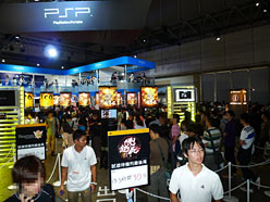 画像集#012のサムネイル/［TGS 2011］「俺の屍を越えてゆけ」の桝田省治プロデューサーが，続編のシナリオライターを募集中&#033;&#063; SCEブースのライブイベントレポート