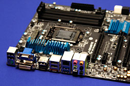 画像集#014のサムネイル/GIGA-BYTE，Z77搭載のゲーマー向けマザーボードを公開。ATXモデルはPCIe 3.0 x16×2やx8×4接続に対応か