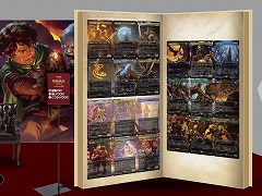 「MtG」コラボセット「指輪物語:中つ国の伝承」のカードを掲載した巨大ブックオブジェが品川駅に登場。数量限定で小冊子をプレゼント