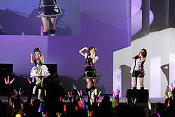 画像集#023のサムネイル/［TGS 2011］バンダイナムコゲームスのステージイベント「アニメもゲームもグラビアも！　全部まとめてアイドルマスター!!」で，アニメの新たなオープニング曲「CHANGE!!!!」が初公開