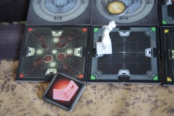 画像集 No.009のサムネイル画像 / デスゲームを生き延び，閉鎖空間から脱出を目指す「ルーム25」レビュー。協力プレイに絶妙な心理戦がミックスされたボードゲーム