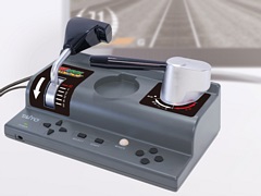 コントローラ一体型ゲーム機「電車でGO! PLUG&PLAY」が12月10日に再販。新カラー・新パッケージデザインで登場