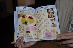 画像集#009のサムネイル/イオンちゃんが考案した7次元料理が食べられる。ガスト,星海社,シャッツキステの共同企画によるコラボイベント「七次元世界からのカフェレストラン」をレポート