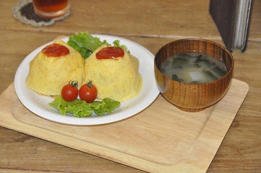 画像集#015のサムネイル/イオンちゃんが考案した7次元料理が食べられる。ガスト,星海社,シャッツキステの共同企画によるコラボイベント「七次元世界からのカフェレストラン」をレポート