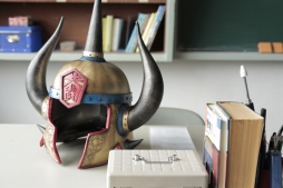 画像集#013のサムネイル/はーい,みんな席に着けー。新しい“共闘先生”の生瀬勝久さんだ。PlayStation Vitaの新テレビCMシリーズ第1弾が明日オンエア