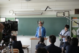 画像集#014のサムネイル/はーい,みんな席に着けー。新しい“共闘先生”の生瀬勝久さんだ。PlayStation Vitaの新テレビCMシリーズ第1弾が明日オンエア