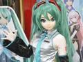 「初音ミク -Project DIVA- f」の発売記念抽選会をレポート。林 誠司プロデューサーのミニインタビューも掲載