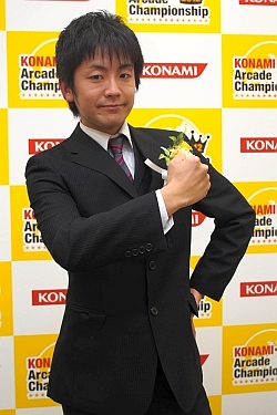 画像集#045のサムネイル/KONAMIのアーケードタイトルチャンピオンが六本木に集結。「KONAMI Arcade Championship 2012 グランドフィナーレ〜授賞祝賀会〜」レポート