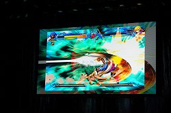 画像集#014のサムネイル/シリーズ最新作「BLAZBLUE CHRONO PHANTASMA」が「ぶるふぇす2012 -らいおっとさまー あげいん-」にて発表。8月6日～12日の期間にロケテストも実施