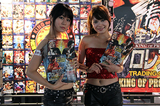 画像集#002のサムネイル/［TGS 2012］「ブシロード」が今後展開するタイトルの数々を紹介。ブースにはリングが設置され，新日本プロレスの選手達による試合を連日開催 