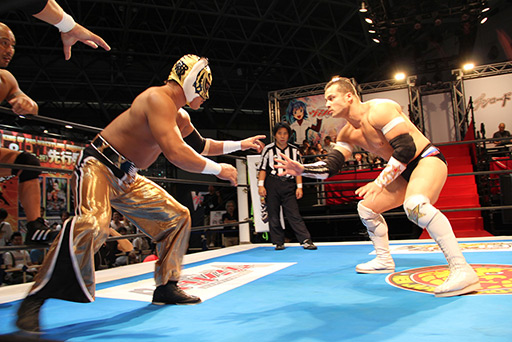 画像集#004のサムネイル/［TGS 2012］「ブシロード」が今後展開するタイトルの数々を紹介。ブースにはリングが設置され，新日本プロレスの選手達による試合を連日開催 