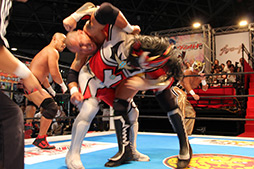画像集#005のサムネイル/［TGS 2012］「ブシロード」が今後展開するタイトルの数々を紹介。ブースにはリングが設置され，新日本プロレスの選手達による試合を連日開催 