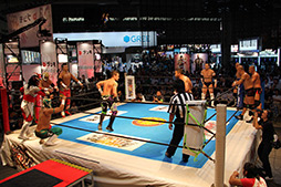画像集#006のサムネイル/［TGS 2012］「ブシロード」が今後展開するタイトルの数々を紹介。ブースにはリングが設置され，新日本プロレスの選手達による試合を連日開催 