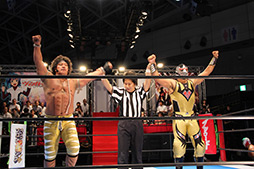 画像集#008のサムネイル/［TGS 2012］「ブシロード」が今後展開するタイトルの数々を紹介。ブースにはリングが設置され，新日本プロレスの選手達による試合を連日開催 