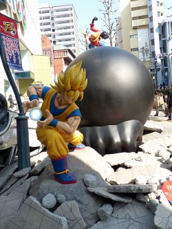 画像集#002のサムネイル/「Jスターズ ビクトリーバーサス」の巨大フィギュアが渋谷PARCO前に登場。悟空とルフィが渋谷の街でバトル！