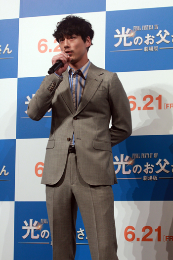 画像集 No.004のサムネイル画像 / 坂口健太郎さんが吉田鋼太郎さんに父の日のプレゼント。「劇場版ファイナルファンタジーXIV 光のお父さん」父の日記念イベントをレポート