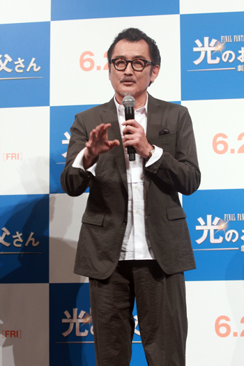 画像集 No.005のサムネイル画像 / 坂口健太郎さんが吉田鋼太郎さんに父の日のプレゼント。「劇場版ファイナルファンタジーXIV 光のお父さん」父の日記念イベントをレポート