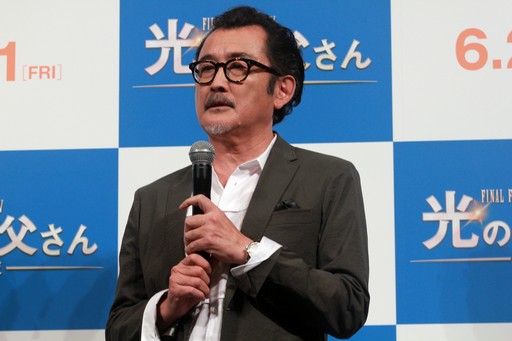 画像集 No.008のサムネイル画像 / 坂口健太郎さんが吉田鋼太郎さんに父の日のプレゼント。「劇場版ファイナルファンタジーXIV 光のお父さん」父の日記念イベントをレポート
