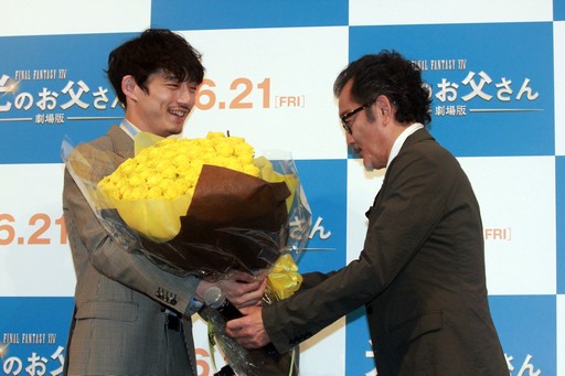 画像集 No.011のサムネイル画像 / 坂口健太郎さんが吉田鋼太郎さんに父の日のプレゼント。「劇場版ファイナルファンタジーXIV 光のお父さん」父の日記念イベントをレポート