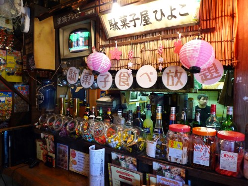 画像集#011のサムネイル/駄菓子とお酒でレトロゲームの思い出を語ろう。「カプコン アーケード キャビネット -レトロゲームコレクション-」×駄菓子バーのコラボメニュー試食会