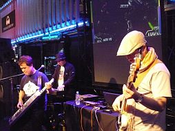 画像集#004のサムネイル/［JAEPO2013］ダンスあり，コラボあり，ファンサービスあり。冬の寒さを吹き飛ばす「ZUNTATA」ミニライブ。AC版「グルーヴコースター」のロケテ情報も明らかに