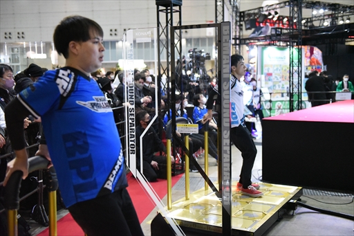 画像集 No.035のサムネイル画像 / 国内を代表するDDRプレイヤーがJAEPO会場で激突！「BEMANI PRO LEAGUE ZERO DanceDanceRevolution」レポート