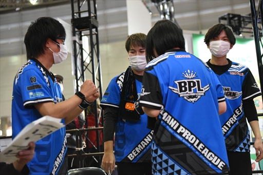 画像集 No.045のサムネイル画像 / 国内を代表するDDRプレイヤーがJAEPO会場で激突！「BEMANI PRO LEAGUE ZERO DanceDanceRevolution」レポート