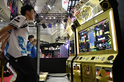 画像集 No.052のサムネイル画像 / 国内を代表するDDRプレイヤーがJAEPO会場で激突！「BEMANI PRO LEAGUE ZERO DanceDanceRevolution」レポート