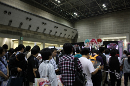 画像集#023のサムネイル/博麗神社例大祭に登場した「SOUND VOLTEX II -infinite infection-」に東方ファンが集結。大行列のKONAMIブースで開発チームに話を聞いてみた