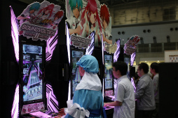 画像集#024のサムネイル/博麗神社例大祭に登場した「SOUND VOLTEX II -infinite infection-」に東方ファンが集結。大行列のKONAMIブースで開発チームに話を聞いてみた