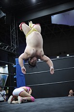 画像集 No.033のサムネイル画像 / ［TGS 2016］4Gamer×DDTプロレス×リングドリーム興行「愛は相よりいでて 2.5」フォトレポート。「DDT美少女化計画」の美少女化権は“美熟女”チェリー選手の手に