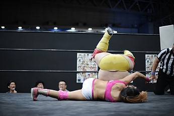 画像集 No.034のサムネイル画像 / ［TGS 2016］4Gamer×DDTプロレス×リングドリーム興行「愛は相よりいでて 2.5」フォトレポート。「DDT美少女化計画」の美少女化権は“美熟女”チェリー選手の手に