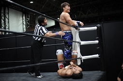 画像集 No.039のサムネイル画像 / ［TGS 2016］4Gamer×DDTプロレス×リングドリーム興行「愛は相よりいでて 2.5」フォトレポート。「DDT美少女化計画」の美少女化権は“美熟女”チェリー選手の手に