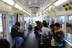 画像集#003のサムネイル/「A列車で行こう3D」の体験イベントが「都電おもいで広場」にて開催。路面電車の旧車両内で鉄道経営シムをプレイするという,一風変わった会場の模様をレポート