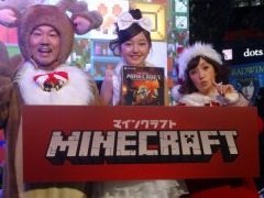 「みんなの『マインクラフト』ツリー2016」の点灯式をレポート。タレントの谷 花音さんがゲーム内で制作したクリスマスツリーをリアルで再現