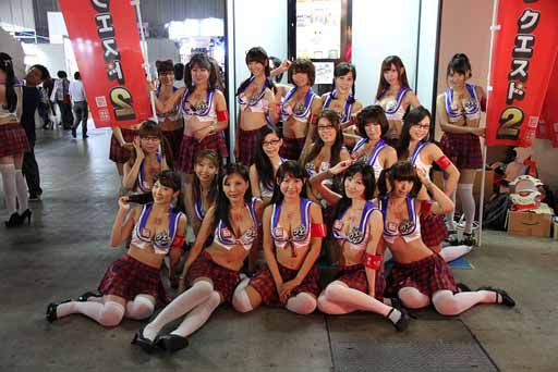 画像集#001のサムネイル/［TGS 2013］コンパニオンが多すぎる，芸者東京エンターテインメントのブースレポート。20人以上の女性に囲まれて脳ミソのトレーニングに励んでみた