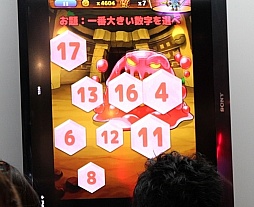 画像集#005のサムネイル/［TGS 2013］コンパニオンが多すぎる，芸者東京エンターテインメントのブースレポート。20人以上の女性に囲まれて脳ミソのトレーニングに励んでみた