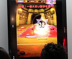 画像集#006のサムネイル/［TGS 2013］コンパニオンが多すぎる，芸者東京エンターテインメントのブースレポート。20人以上の女性に囲まれて脳ミソのトレーニングに励んでみた