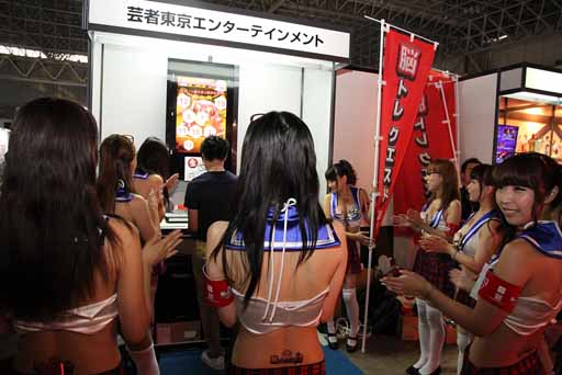 画像集#010のサムネイル/［TGS 2013］コンパニオンが多すぎる，芸者東京エンターテインメントのブースレポート。20人以上の女性に囲まれて脳ミソのトレーニングに励んでみた
