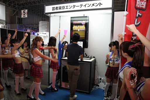 画像集#016のサムネイル/［TGS 2013］コンパニオンが多すぎる，芸者東京エンターテインメントのブースレポート。20人以上の女性に囲まれて脳ミソのトレーニングに励んでみた