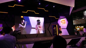 画像集#008のサムネイル/［TGS2013］悠木 碧さんと水橋かおりさんが魔女を撃破？　「劇場版 まどか☆マギカ The Battle Pentagram 始まりの発表会」レポート。12月19日に発売決定