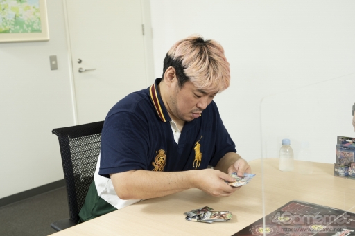 画像集 No.012のサムネイル画像 / 【PR】はじめての「カードファイト!! ヴァンガード」第1回：ダンちゃんこと男色ディーノ選手，声優の森嶋秀太さんにゲームの遊び方を学ぶ