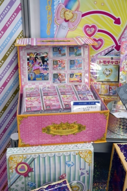 画像集 No.039のサムネイル画像 / 4月2日から順次稼動のアーケード版「プリパラ」最新弾「レッツ神チャレンジ!」のレポートをお届け。今度は神アイドルに挑戦!?