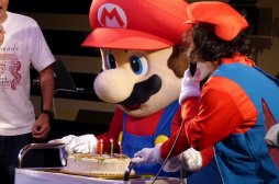 画像集 No.007のサムネイル画像 / マリオの誕生日に開催された「スーパマリオ30祭」をレポート。生みの親である宮本 茂氏,手塚卓志氏,近藤浩治氏がゲストともに30周年を祝福