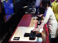 横幅約2メートルの巨大コントローラでスーパーマリオをプレイ。「闘会議2016」発表会をレポート
