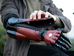英Open Bionics,KONAMIと提携し「メタルギアソリッド」な義手カバーをリリース。ヴェノム・スネークのバイオニック・アームを再現