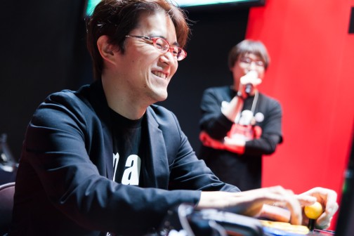 画像集#003のサムネイル/［TGS 2014］新堀Dvs.MCZマゴのまさかの聖戦も勃発。Mad Catzブースで開催された「DEAD OR ALIVE 5 Last Round」イベントフォトレポート