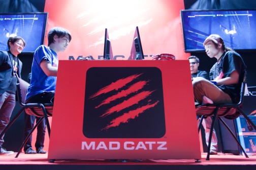 画像集#004のサムネイル/［TGS 2014］新堀Dvs.MCZマゴのまさかの聖戦も勃発。Mad Catzブースで開催された「DEAD OR ALIVE 5 Last Round」イベントフォトレポート